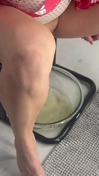 美しい脚がサラダボウルでおしっこをしている