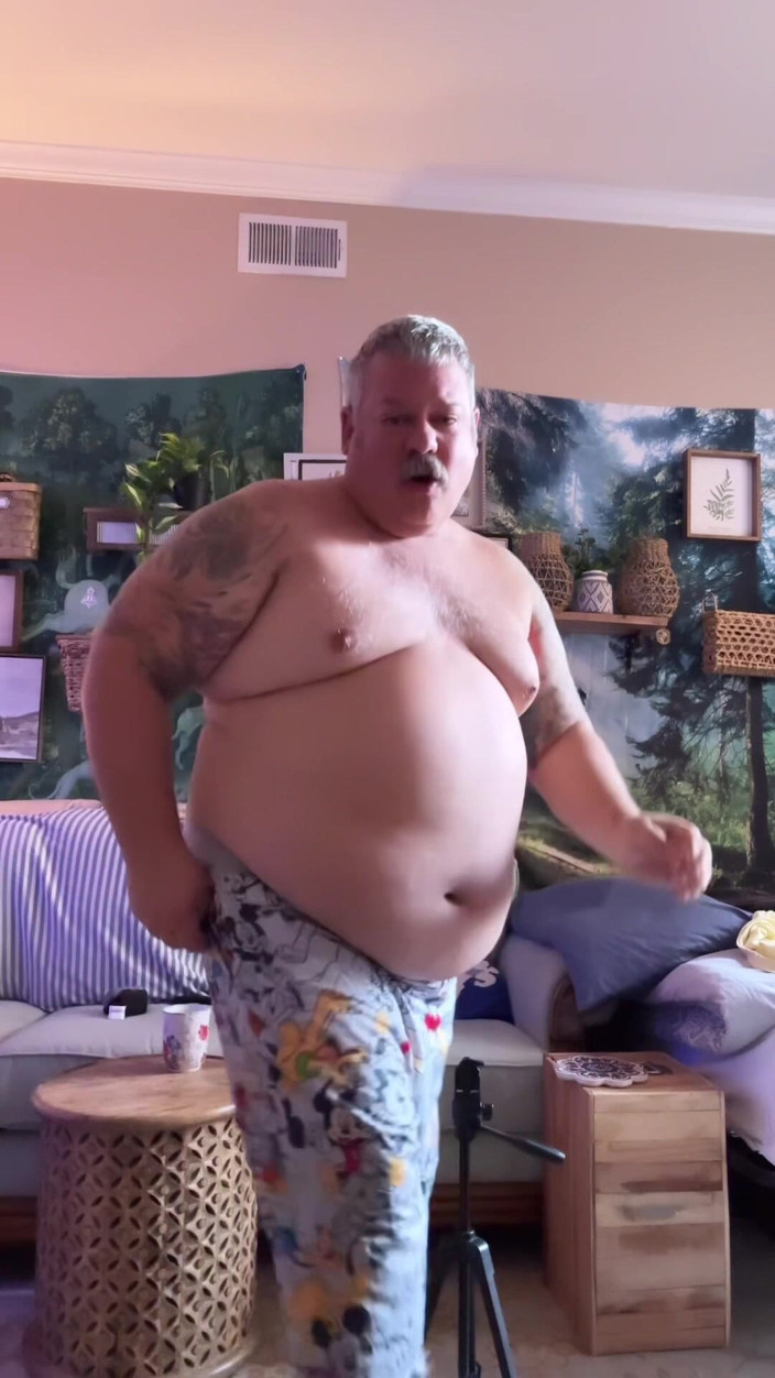 Hand-Free-Daddy-Chub: La pancia è molto grande. Pancia su un orsacchiotto carino