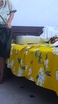 インドの大学生の女の子がリアルバイラル動画を