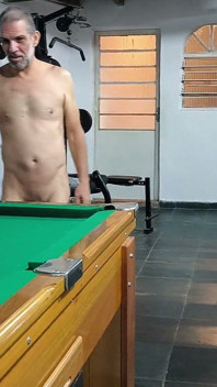 卡莫纳一家用那股火辣辣的手感打着裸体台球