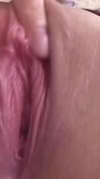 MiLF bruna con il collare drena il cazzo per un caldo facciale