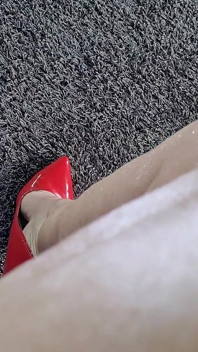 Being missa and playing whit my legs in red heels part