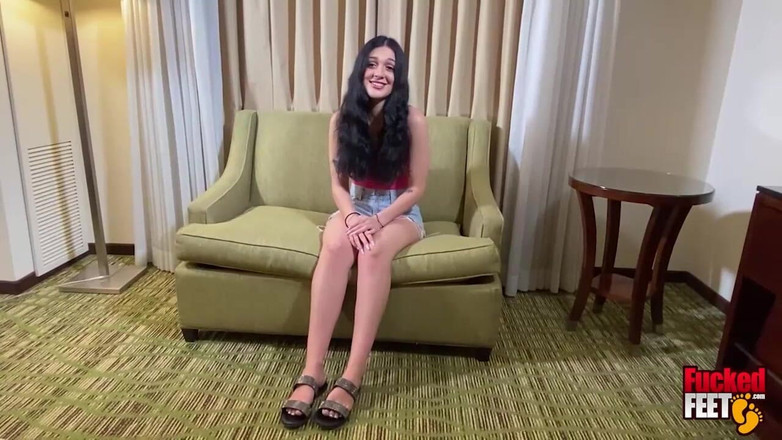 Fucked Feet: April Valentino bôi dầu lên lòng bàn chân của cô ấy!