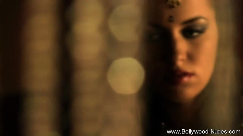 Bollywood Nudes: ゴージャスな赤ん坊は踊り、彼女のセクシーな体を示しています