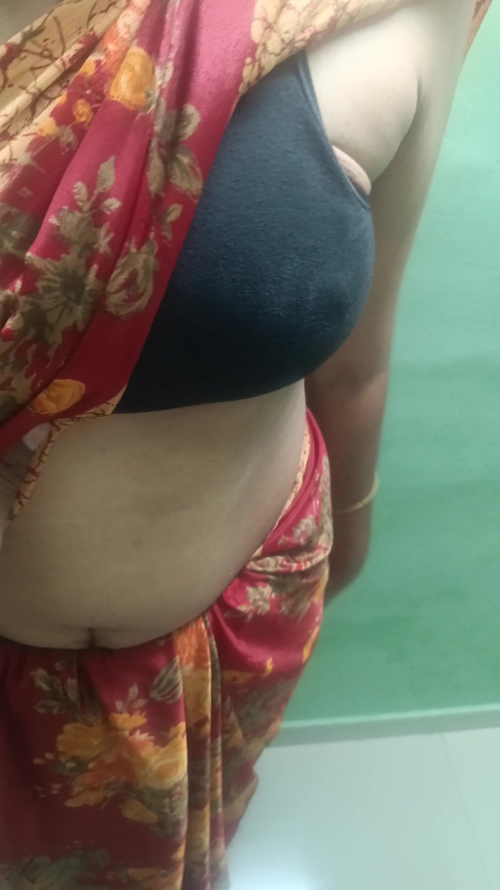Inba: Une prof d’université de Chennai en sari sable sa romance...