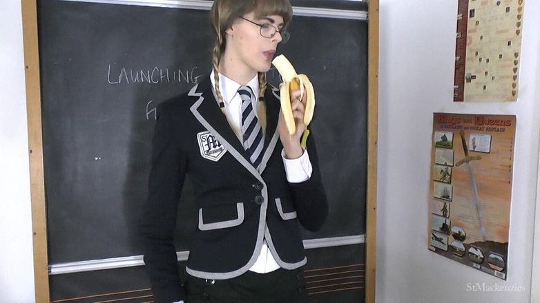 St Mackenzie's Archive: Melissa ест большой банан в классе