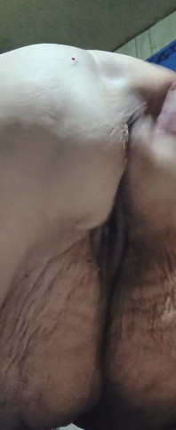 In piedi nuda porta a mangiare figa