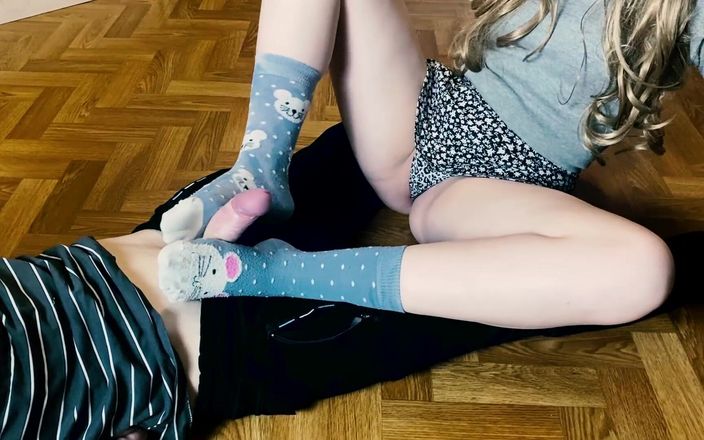 SweetAndFlow: 恥ずかしがり屋の女の子は靴下を履いて足フェチビデオを作ります