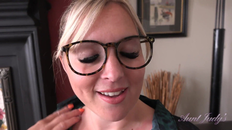 Aunt Judy's: Auntjudys - Tvá prsatá učitelka MILF Charlie Rae saje tvého ptáka (pov)