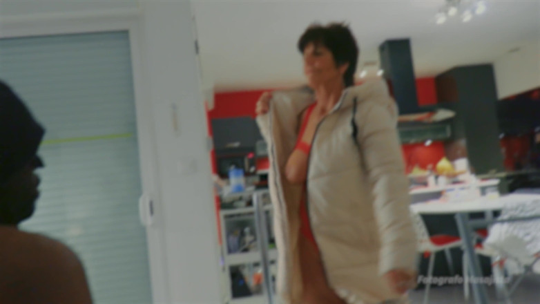 fotografo-masajista: White Grandma Submits Handcuffed BBC in Her Living Room