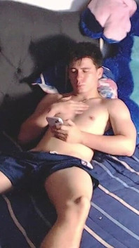 Îmi trag penisul pe pat