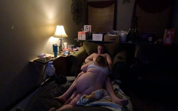 Wet Kay: Olgun orta yaşlı seksi kadın önden yalıyor ve emiyor