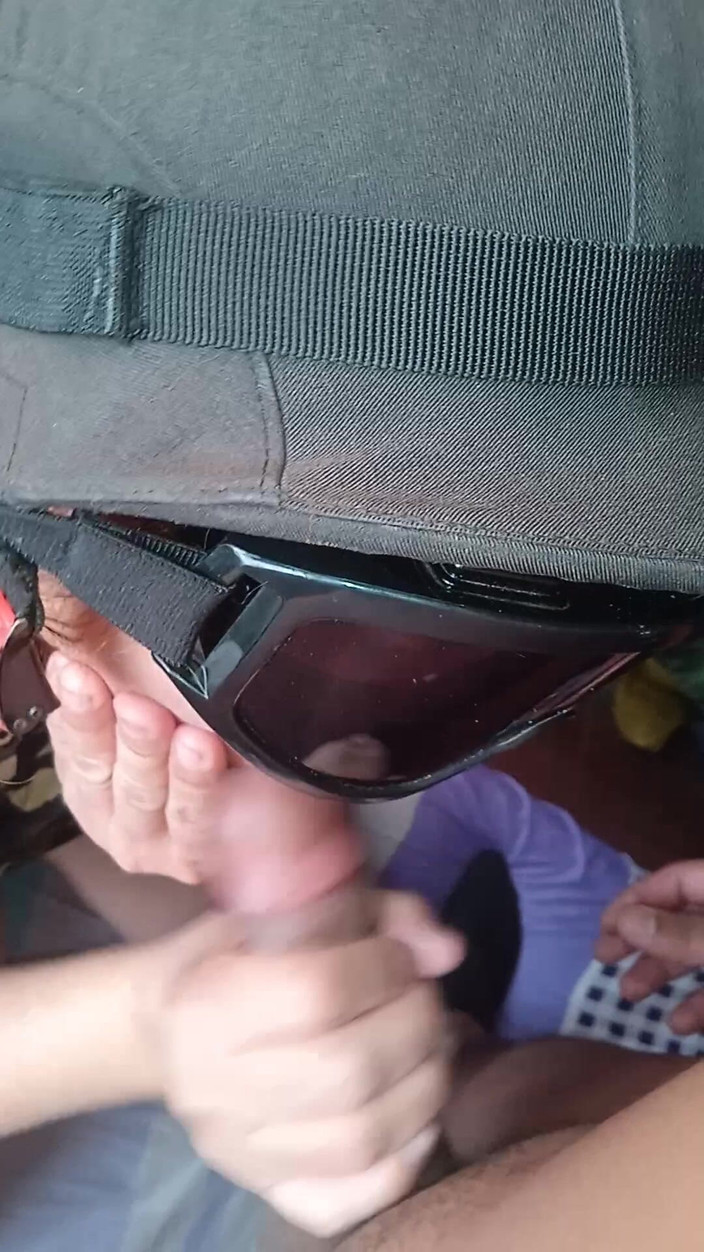 Eatrella j: Poliția militară suge pula