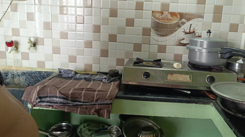 Palani69: Romansa hot ibu rumah tangga di dapur