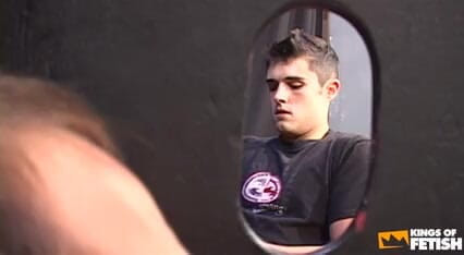 Gay Diaries: หนุ่มน้อยช่วยตัวเองแล้วแตกคาปากผู้ชายผ่านรู glory hole