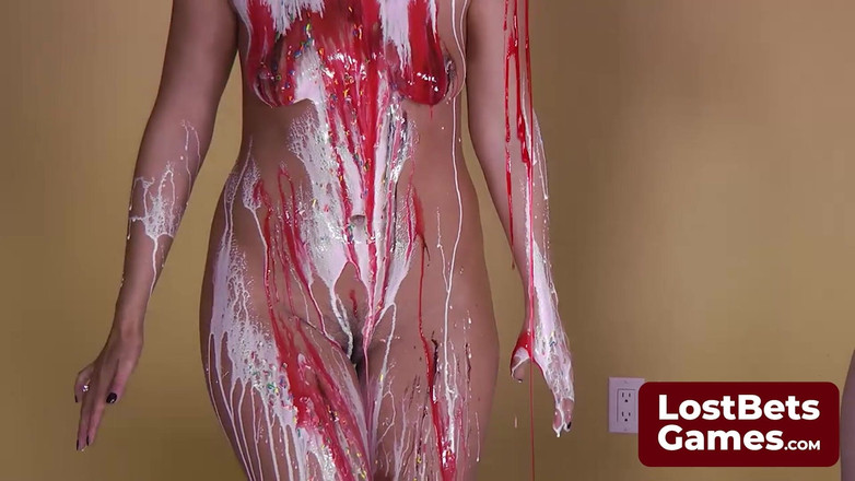 Lost Bets Games: Tantalizing striptýz obličejová hra, kde se dívky střídají s knoflíkem