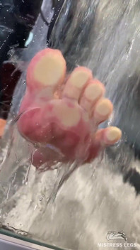 Sexy nasser nackter fuß gegen glas in der dusche gedrückt
