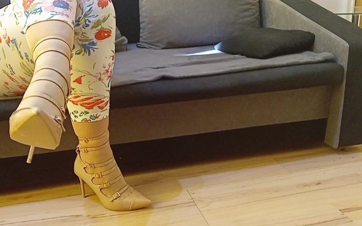 High Heels Kingdom: Seksi çıplak parmaklı strappy yüksek topuklu ayakkabılarla travesti sallanıyor