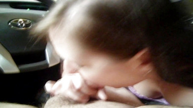 Sexy Amateurz: 彼女は車の中で良いフェラチオを与えます