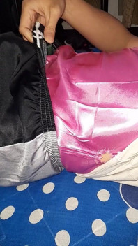 Purtând lenjerie roz din satin în pantaloni scurți și spermă în ea