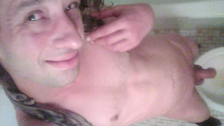 LilTaste: Nadržená transgirl pissing ve stoje v plném zobrazení