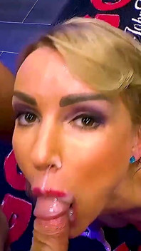 O mamă sexy blondă înghite șarjă de spermă în bukkake sălbatic