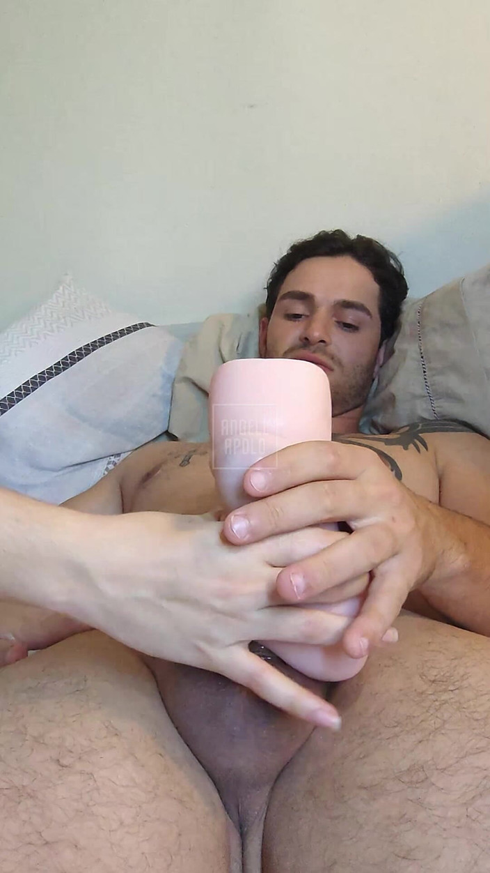 ApoloAngell: Reagując na różowy masturbator w kształcie cipki