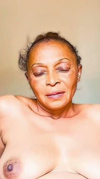 Mi Padre Salió, La Abuela Anal Vino Corriendo Por La Polla En Su Culo