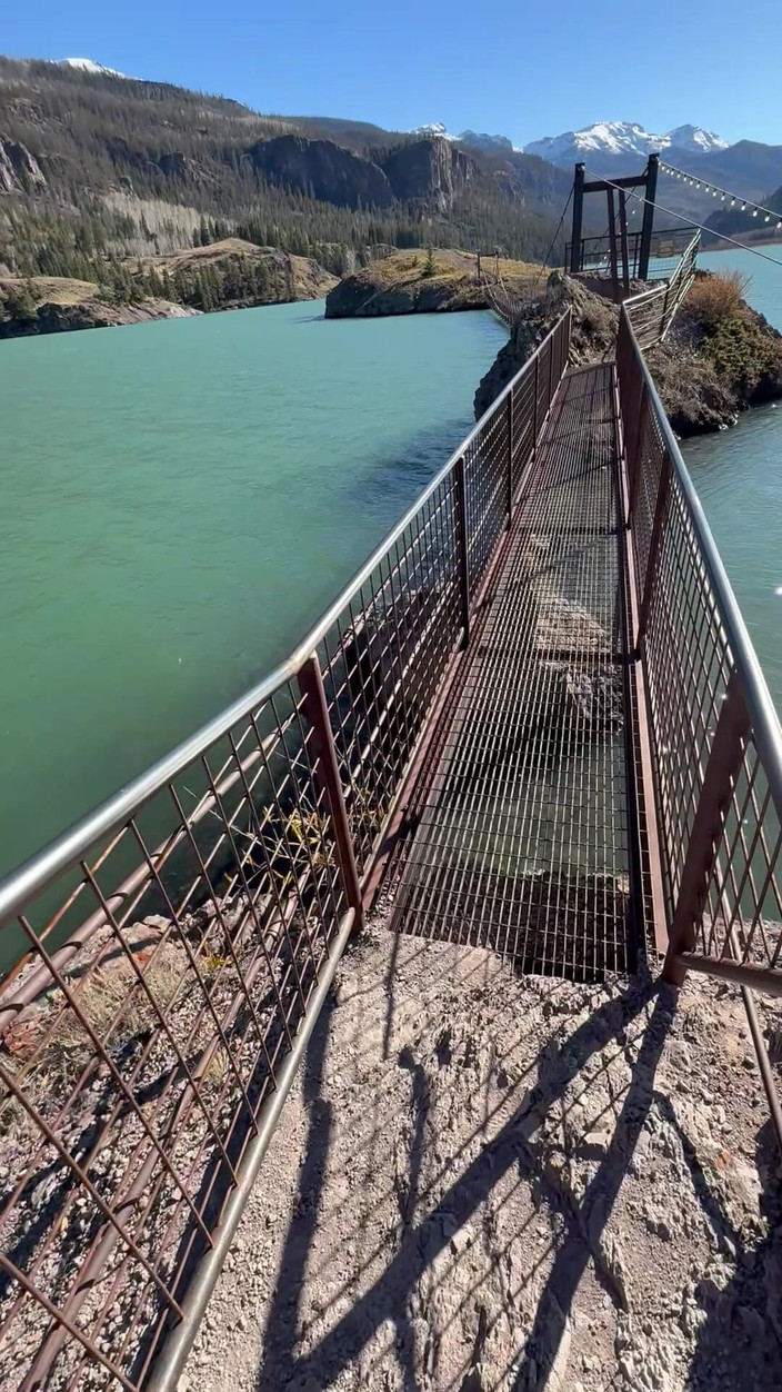 Dahlia Wolf: 풋 페티쉬 야외 다리 건널목