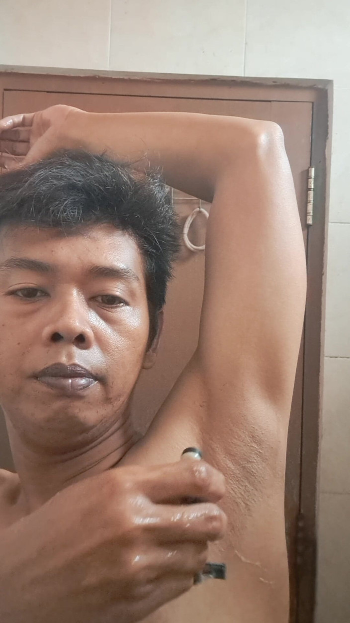 David Studio: Un homme adulte asiatique à la peau exotique se rase