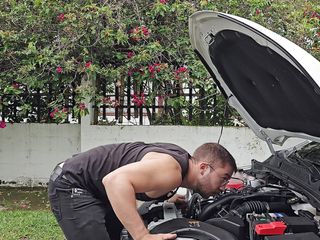 Salome Gil: Sie helfen mir, mein auto zu reparieren und ich zahle...