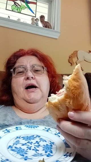 BBW nurse Vicki adventures with friends: Makan Roll Bolo Sandwich untuk awek gemuk menjilat peminat!