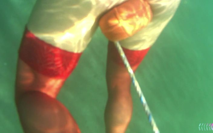 Nylondeluxe: Meia vermelha no mar na praia ao ar livre