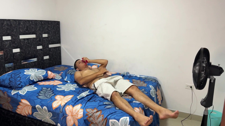 Sofia_case: मैं अपने सौतेले भाई को अपने अंडरवियर में हस्तमैथुन करते हुए पकड़ती हूं।