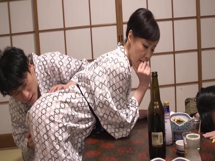 MBM3988: Секс у ванні під відкритим небом з моїм зятем, якого обдурила хіть її свекрухи і топить у пожадливості