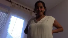 Nanny hilft einem jungen mann beim abspritzen
