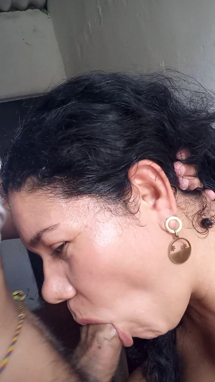 Valkyrieandluigy: Blowjob di dapur amatur deepthroat dan sedap