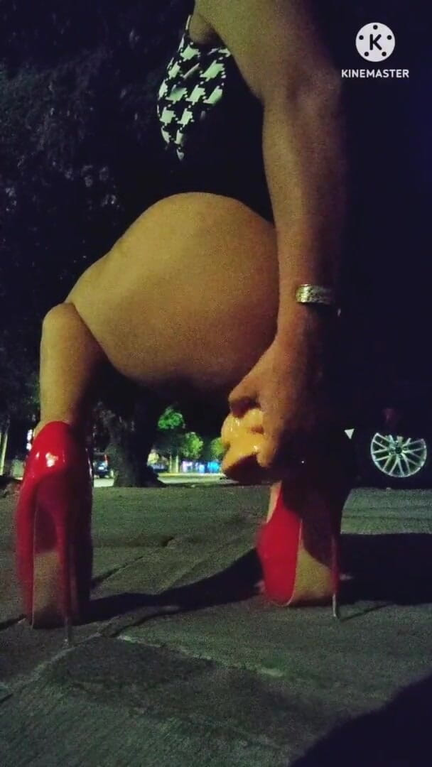 Traviezisha: Sissy slampa onanerar hennes röv med dildo utomhus förutom gatan...