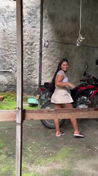 La studentessa è sorpresa dalla sua insegnante nel patio della sua casa