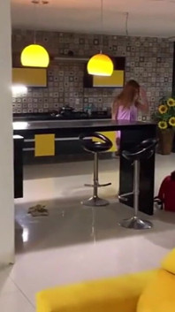 Lucky Motorcycle Courier lieferte Pizza an eine köstliche junge Frau