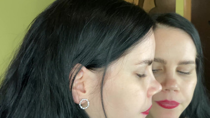 Anna Sky: Obryně jí gumové medvědy a hračku. 4K