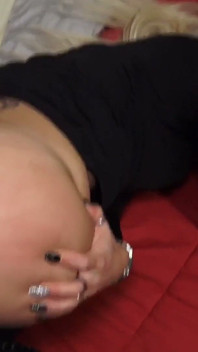 Uma jovem italiana tem dificuldade em levar um pau enorme na bunda apertada