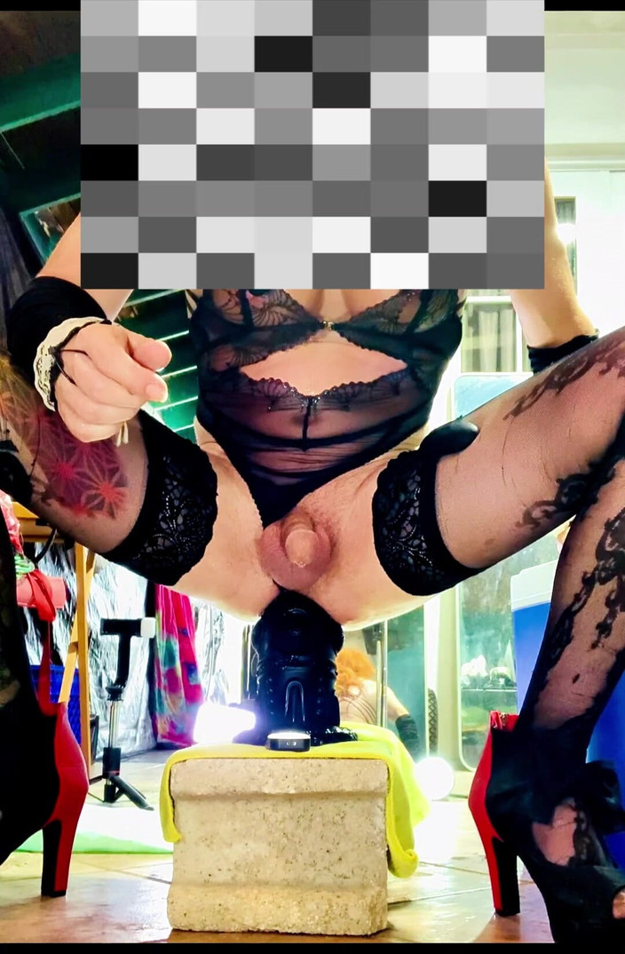 Benito414: Schattige femboy in zwarte lingerie neukt anale monster dildo