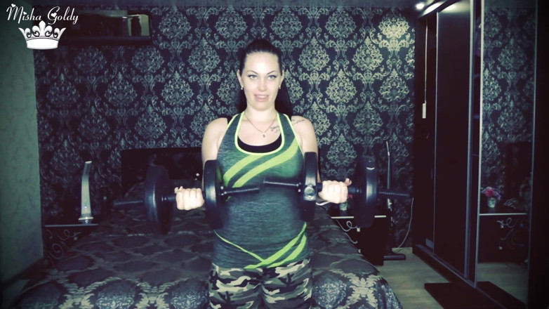 Goddess Misha Goldy: 50 tyngdlyft upprepas för biceps och axlar utmaning!
