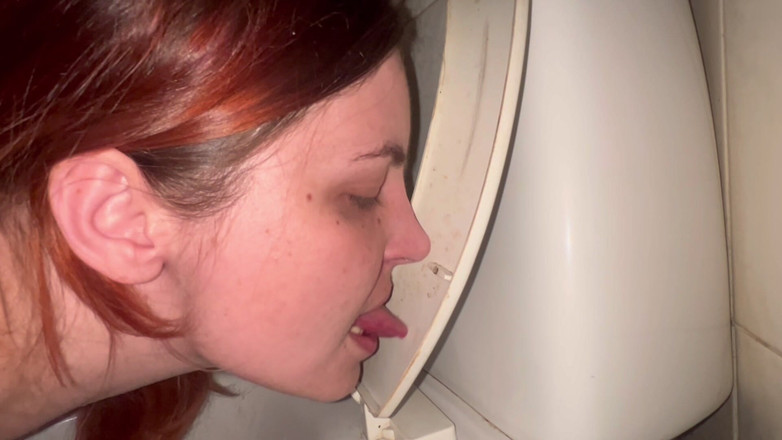 Elena917: Jilat toilet sampai orgasme