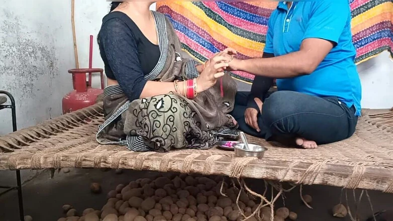 Pyaripooja22: Trên Rakshabandhan, tôi đã trói một rakhi vào con cặc của...