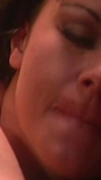 L'appassionata mangiata di figa spinge la milf mora all'orgasmo esplosivo