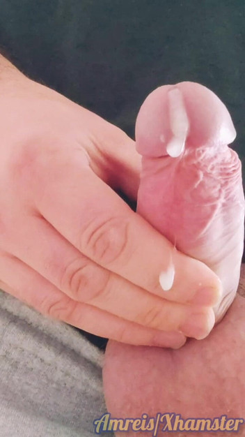 Amreis: Cowok ini Pamer dan Memantul di Meja Kantor