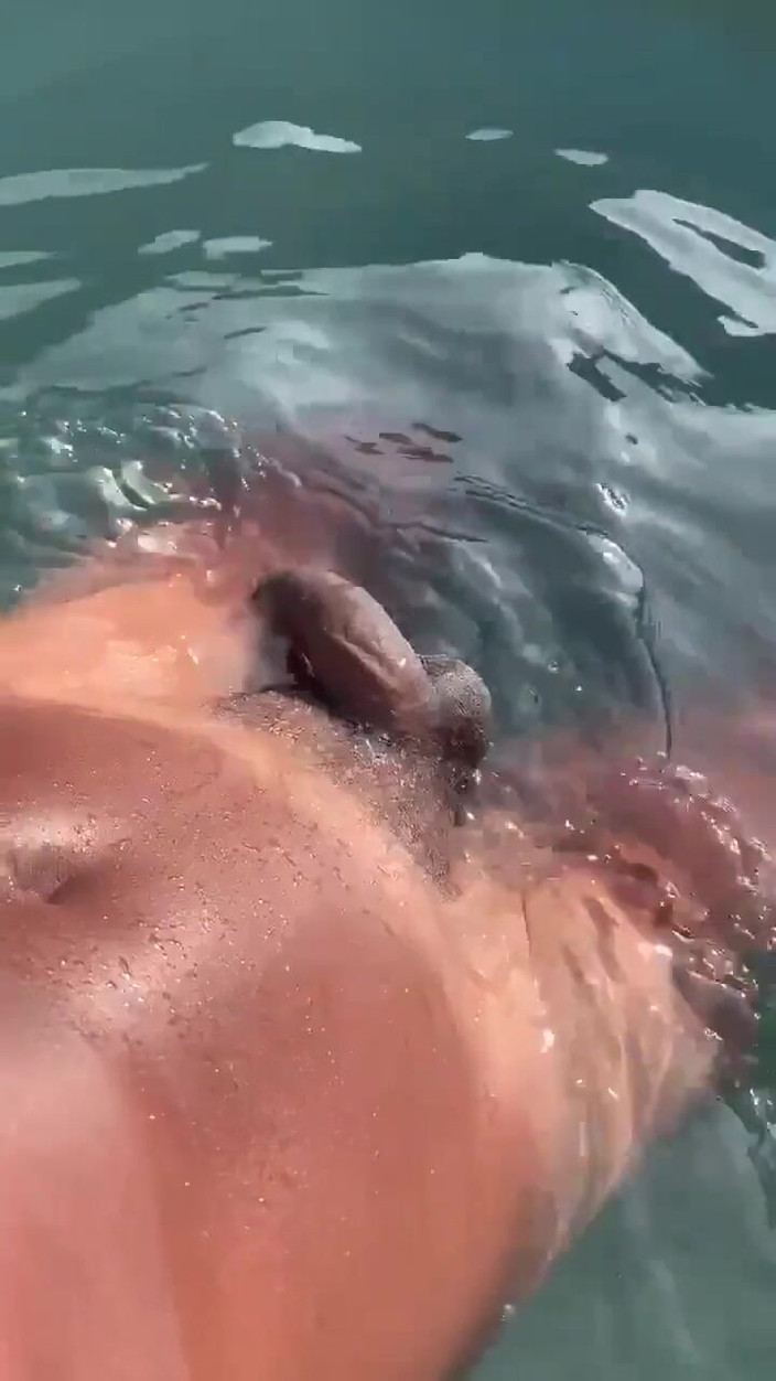 Vida Noite: 수영장에서 Gooning 오디오를 듣고