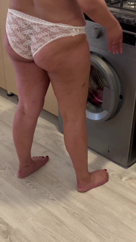 Une BBW latina se fait coincer la tête dans la machine à laver et profite de l'occasion pour baiser sa demi-sœur comme